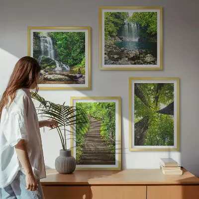 Billedvæg over sofa med motiv af skovsti ved vandfald og vegetation
