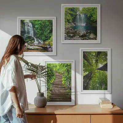 Billedvæg over sofa med motiv af skovsti ved vandfald og vegetation