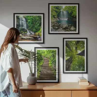 Billedvæg over sofa med motiv af skovsti ved vandfald og vegetation