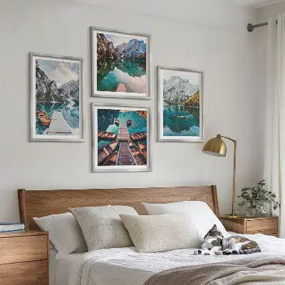 Billedvæg over sofa med motiv af sø, broer og bjerge