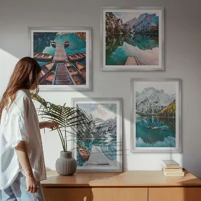 Billedvæg over sofa med motiv af sø, broer og bjerge