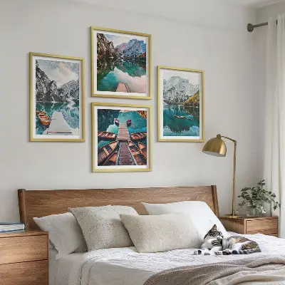 Billedvæg over sofa med motiv af sø, broer og bjerge