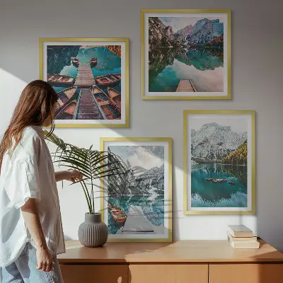 Billedvæg over sofa med motiv af sø, broer og bjerge