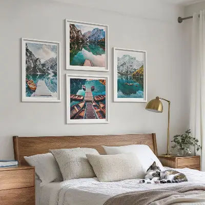 Billedvæg over sofa med motiv af sø, broer og bjerge