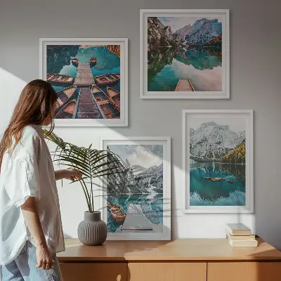 Billedvæg over sofa med motiv af sø, broer og bjerge