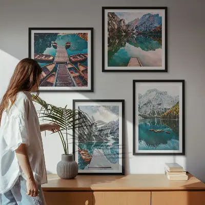 Billedvæg over sofa med motiv af sø, broer og bjerge