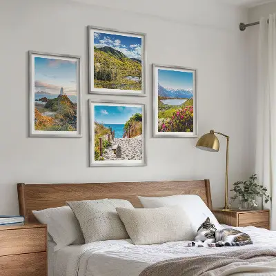 Billedvæg til over sofaen med motiv af strand, fyrtårn, bjerge, enge og blomster