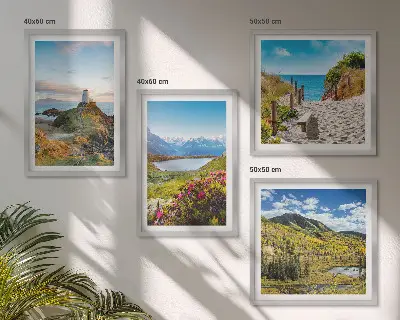 Billedvæg til over sofaen med motiv af strand, fyrtårn, bjerge, enge og blomster