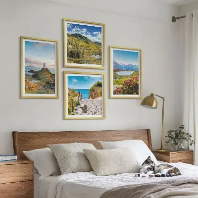 Billedvæg til over sofaen med motiv af strand, fyrtårn, bjerge, enge og blomster