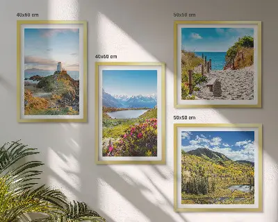 Billedvæg til over sofaen med motiv af strand, fyrtårn, bjerge, enge og blomster