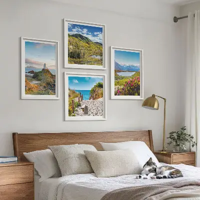 Billedvæg til over sofaen med motiv af strand, fyrtårn, bjerge, enge og blomster