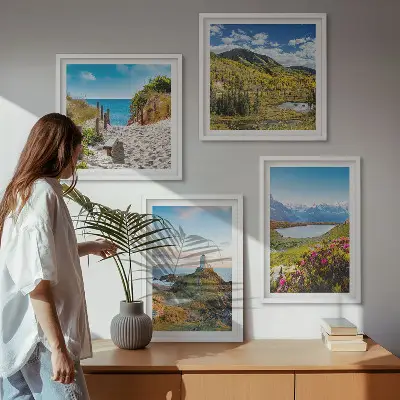 Billedvæg til over sofaen med motiv af strand, fyrtårn, bjerge, enge og blomster