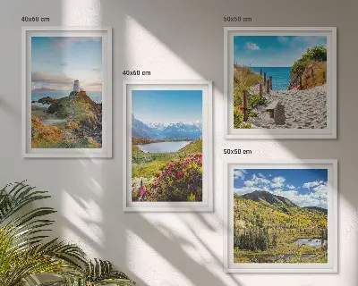 Billedvæg til over sofaen med motiv af strand, fyrtårn, bjerge, enge og blomster