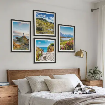 Billedvæg til over sofaen med motiv af strand, fyrtårn, bjerge, enge og blomster