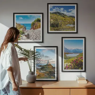 Billedvæg til over sofaen med motiv af strand, fyrtårn, bjerge, enge og blomster