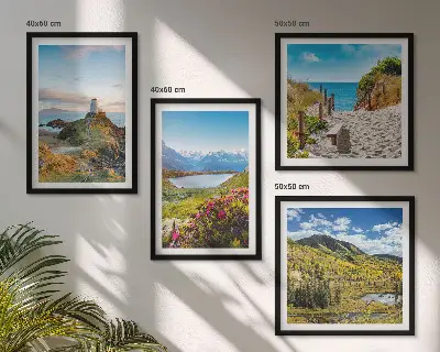 Billedvæg til over sofaen med motiv af strand, fyrtårn, bjerge, enge og blomster