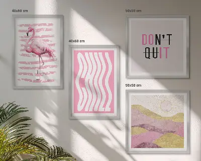Billedvæg over sofa med motiv af lyserødt flamingo- og bjerglandskab i pastelfarver
