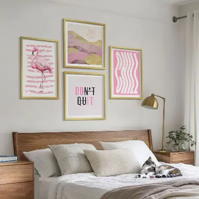 Billedvæg over sofa med motiv af lyserødt flamingo- og bjerglandskab i pastelfarver