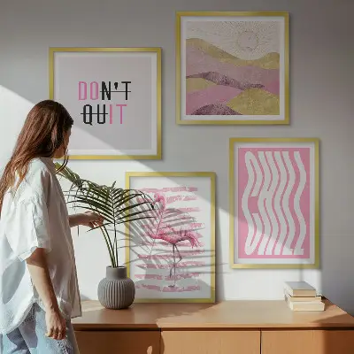Billedvæg over sofa med motiv af lyserødt flamingo- og bjerglandskab i pastelfarver