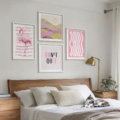 Billedvæg over sofa med motiv af lyserødt flamingo- og bjerglandskab i pastelfarver