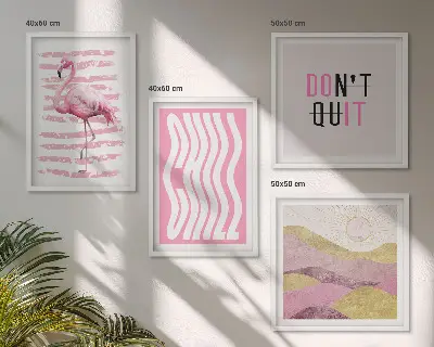 Billedvæg over sofa med motiv af lyserødt flamingo- og bjerglandskab i pastelfarver