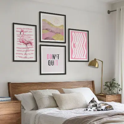 Billedvæg over sofa med motiv af lyserødt flamingo- og bjerglandskab i pastelfarver
