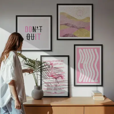 Billedvæg over sofa med motiv af lyserødt flamingo- og bjerglandskab i pastelfarver