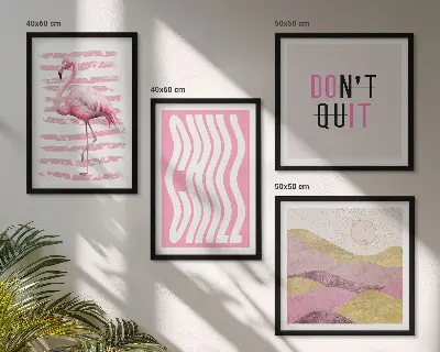 Billedvæg over sofa med motiv af lyserødt flamingo- og bjerglandskab i pastelfarver