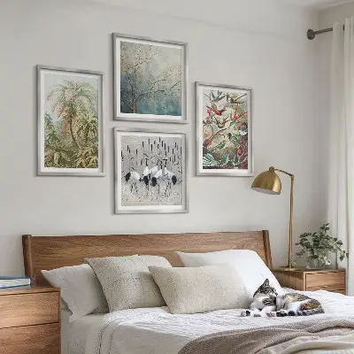 Billedvæg over sofa med tropiske planter og fugle i naturen