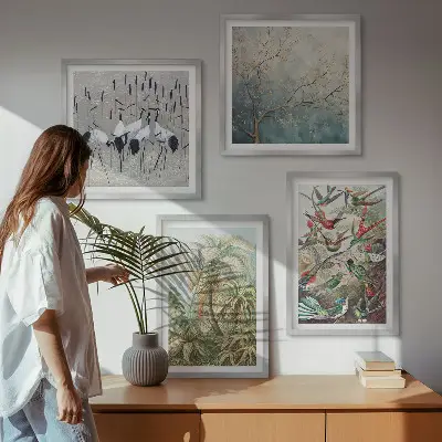 Billedvæg over sofa med tropiske planter og fugle i naturen