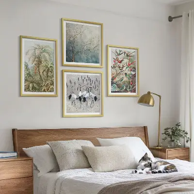 Billedvæg over sofa med tropiske planter og fugle i naturen