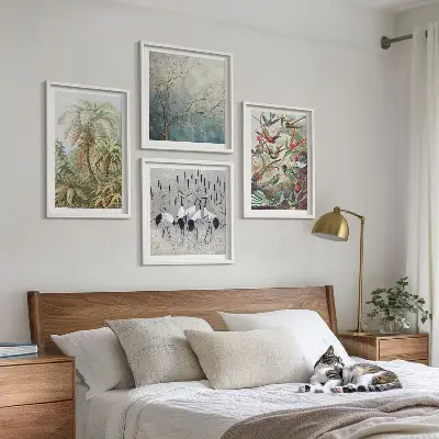 Billedvæg over sofa med tropiske planter og fugle i naturen