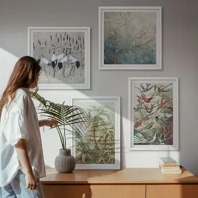 Billedvæg over sofa med tropiske planter og fugle i naturen