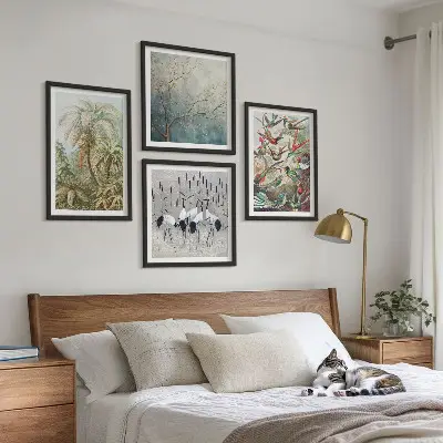 Billedvæg over sofa med tropiske planter og fugle i naturen