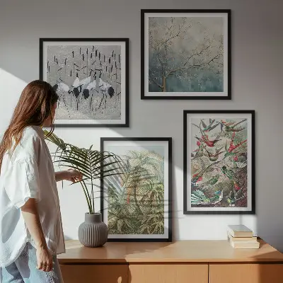 Billedvæg over sofa med tropiske planter og fugle i naturen