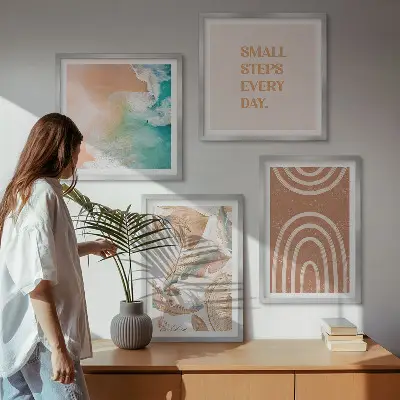 Billedvæg over sofa med delikate boho blade og bogstaver