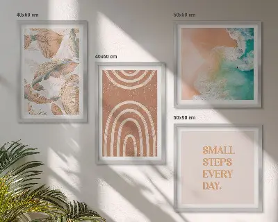 Billedvæg over sofa med delikate boho blade og bogstaver