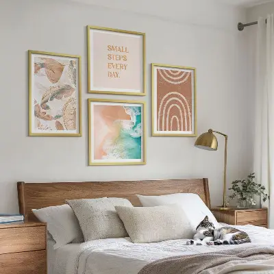 Billedvæg over sofa med delikate boho blade og bogstaver