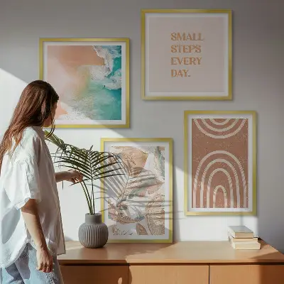 Billedvæg over sofa med delikate boho blade og bogstaver