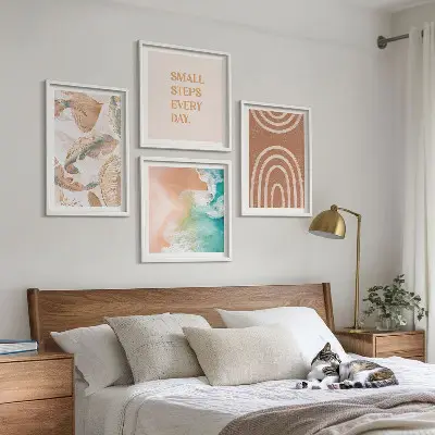 Billedvæg over sofa med delikate boho blade og bogstaver