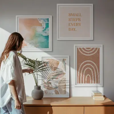 Billedvæg over sofa med delikate boho blade og bogstaver