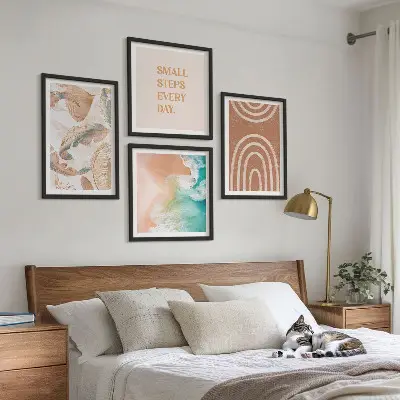 Billedvæg over sofa med delikate boho blade og bogstaver