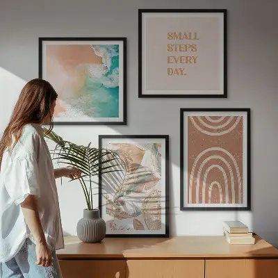 Billedvæg over sofa med delikate boho blade og bogstaver