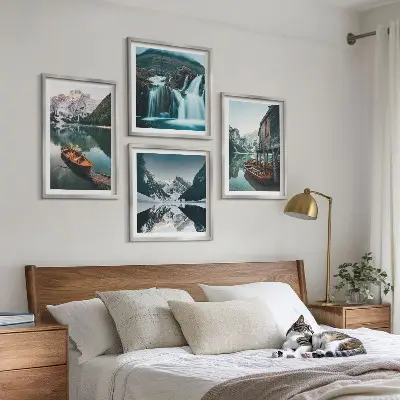 Billedvæg over sofa med motiv af bjergsøer og refleksioner