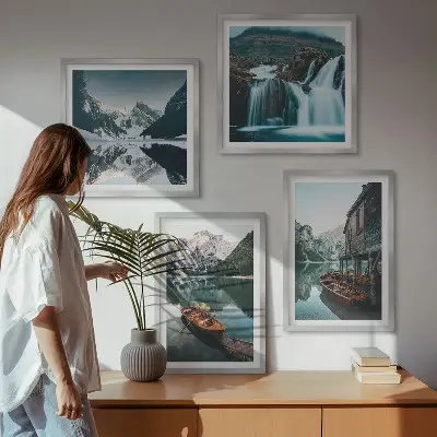 Billedvæg over sofa med motiv af bjergsøer og refleksioner