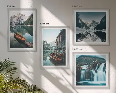 Billedvæg over sofa med motiv af bjergsøer og refleksioner