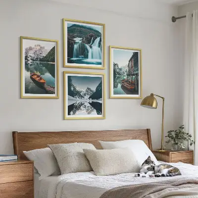 Billedvæg over sofa med motiv af bjergsøer og refleksioner
