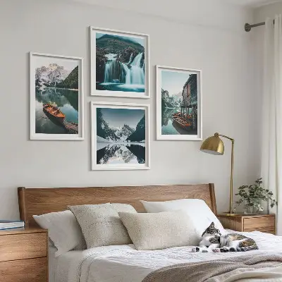 Billedvæg over sofa med motiv af bjergsøer og refleksioner