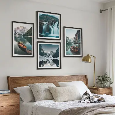 Billedvæg over sofa med motiv af bjergsøer og refleksioner