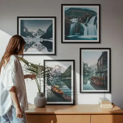 Billedvæg over sofa med motiv af bjergsøer og refleksioner